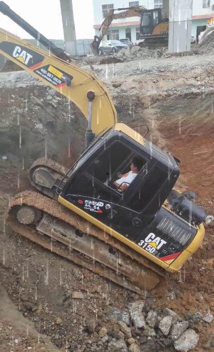 挖机爬坡视频